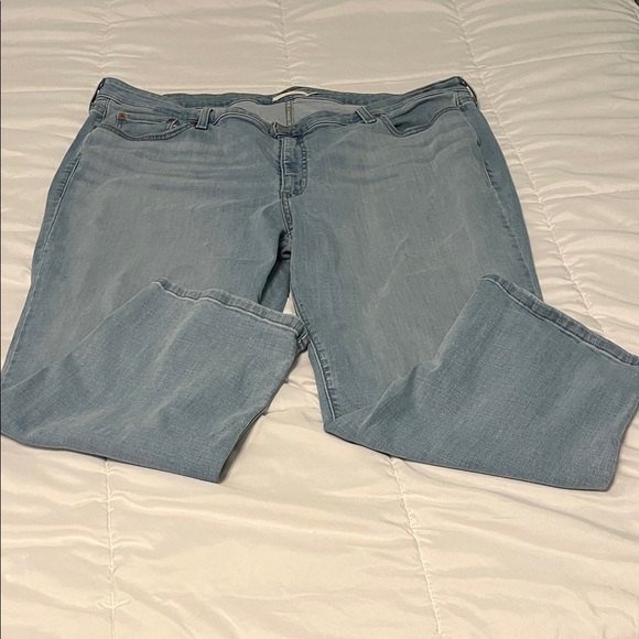 Levi's Women's Sky Blue Cropped Jeans - Picture 8 of 9